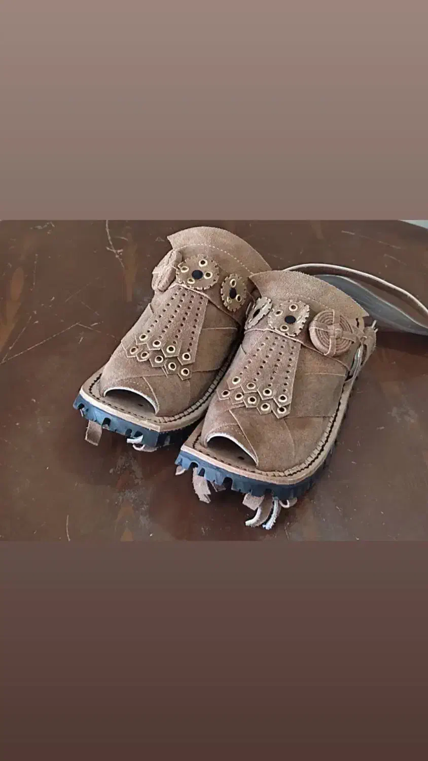 کفش «چَوَت» دست دوز|کیف، کفش، کمربند|خاش, |دیوار