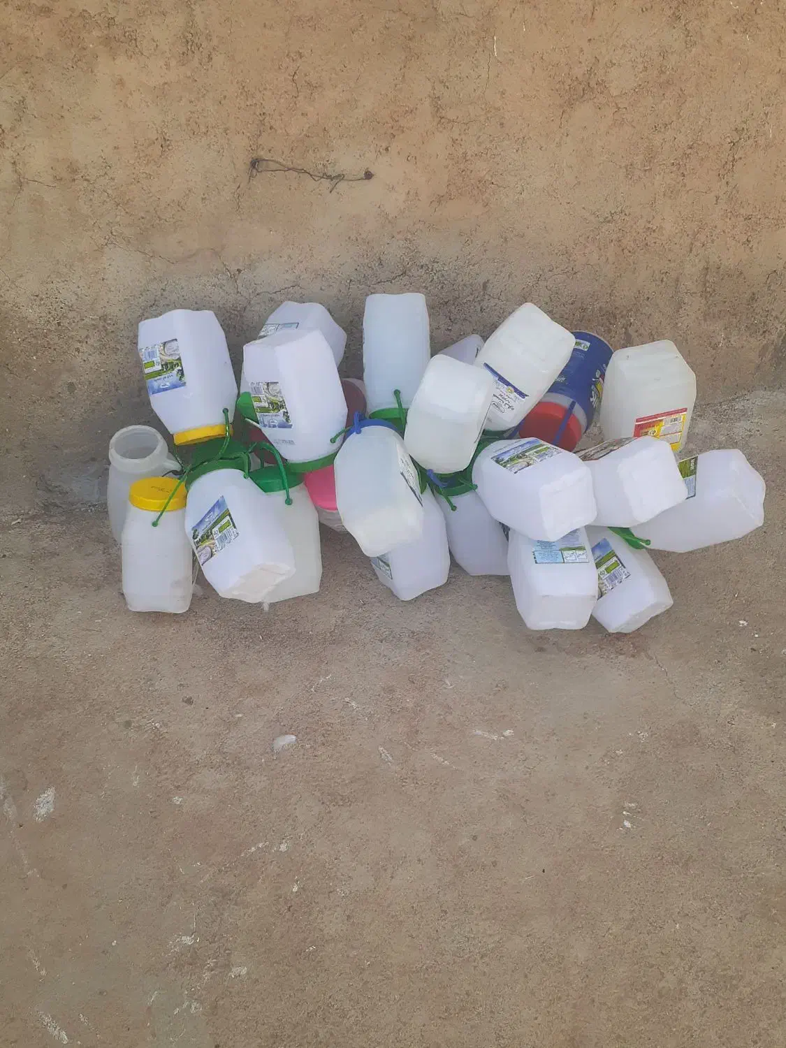 دبه ماست ترتمیزشسته شده|ظروف نگهدارنده، پلاستیکی، یک‌بارمصرف|زنجان, |دیوار