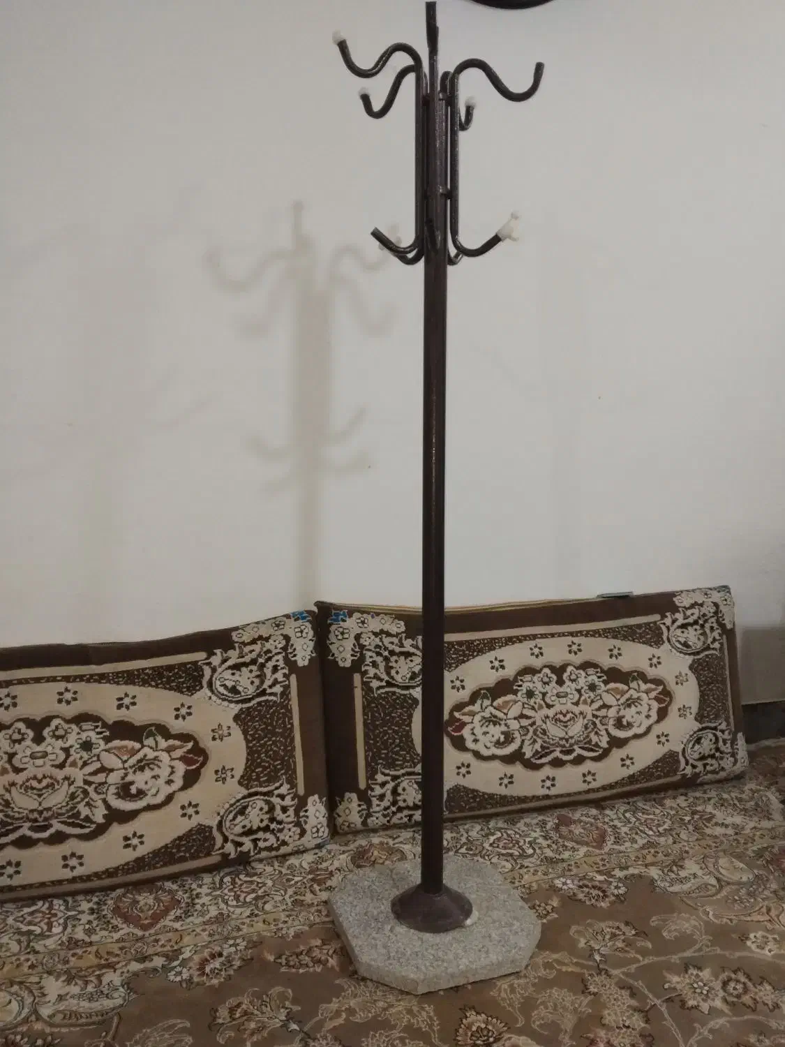 جالباسی ایستاده|بندرخت و رختآویز|تربت جام, باغ سنگان سفلی|دیوار