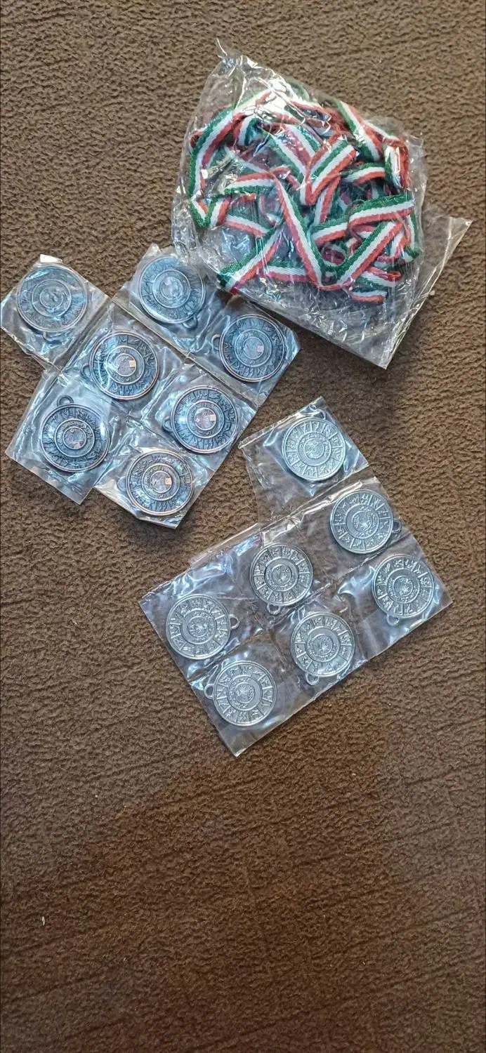 زانوبند والیبال و مدال قهرمانی|ورزش‌های توپی|بندرعباس, |دیوار