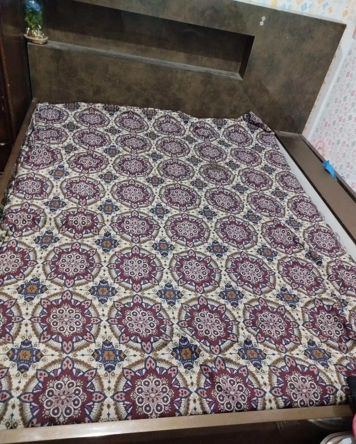 تخت براق با تشک و کابینت ممبران و مات سالم|تخت و سرویس خواب|قم, نوبهار|دیوار