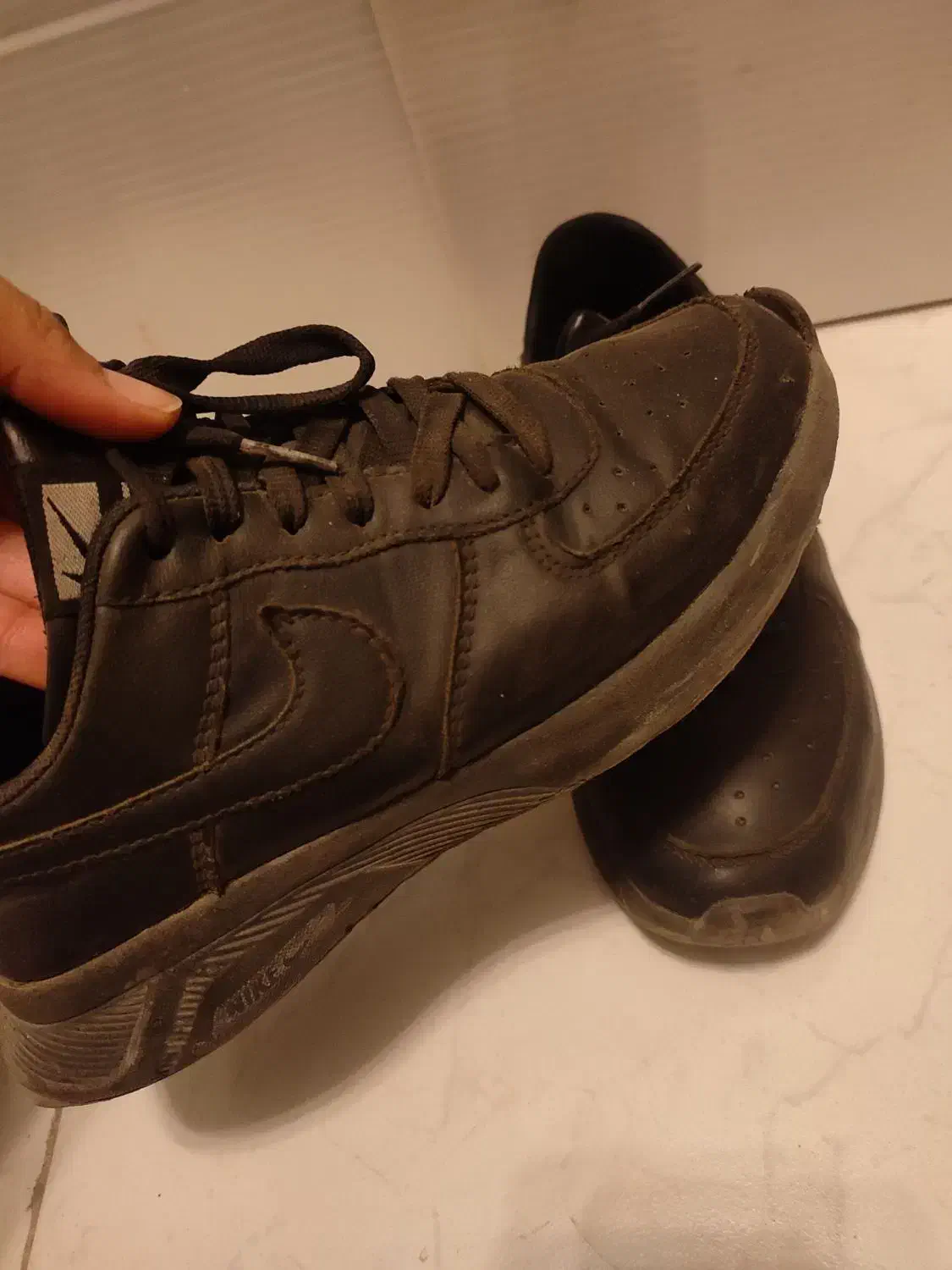 کفش کتونی|کیف، کفش، کمربند|نیشابور, بزرگمهر|دیوار