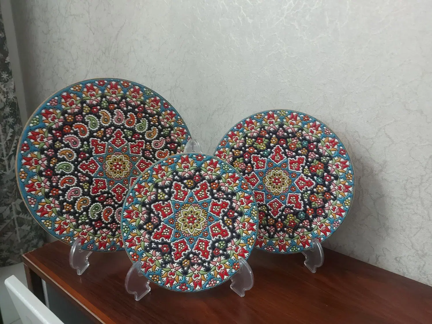 بشقاب دیوارکوب میناکاری در طرح و رنگ و سایز مختلف|صنایع دستی و سایر لوازم تزئینی|تهران, شهرک طالقانی|دیوار