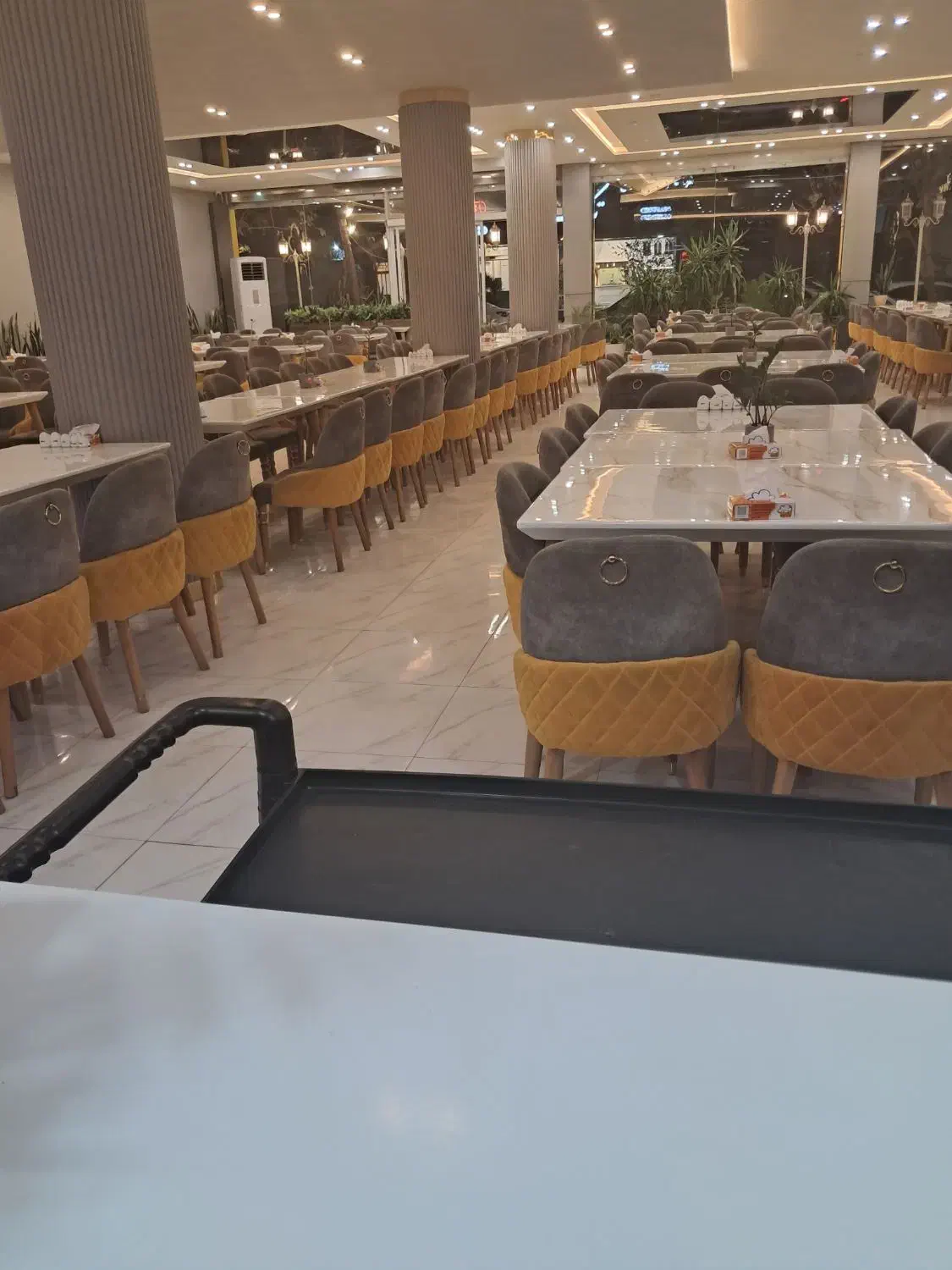 نیروی خانم و آقا ، باحقوق خوب و وعده غذایی|استخدام خدمات فروشگاه و رستوران|کاشان, مدرس|دیوار