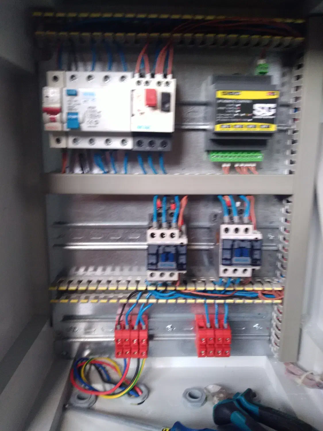 برقکاری ویلا و ساختمان و LSF ( برق برقکار )|خدمات پیشه و مهارت|لاهیجان, شیشه گران|دیوار