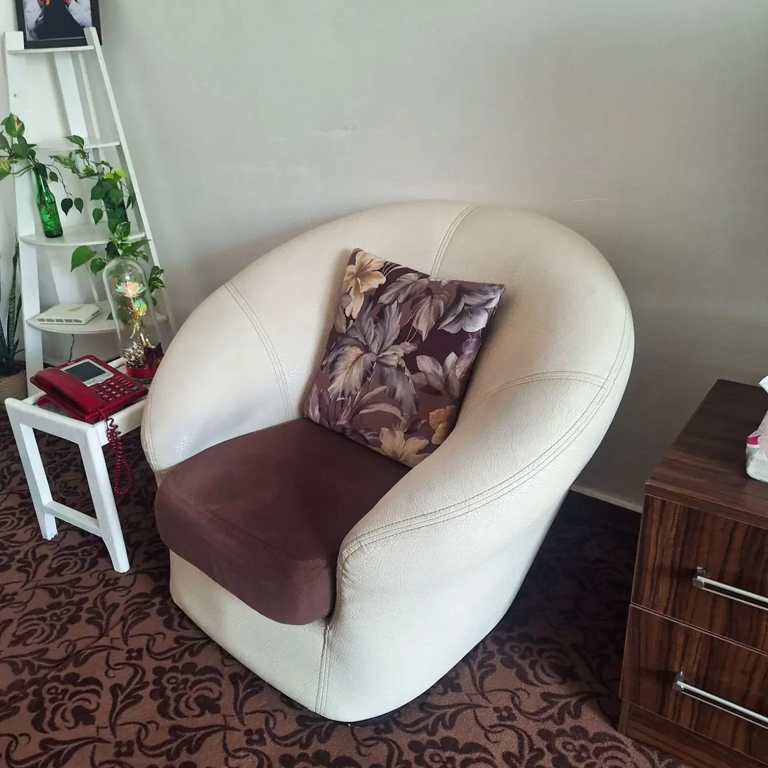 مبل ۷ نفره دست ساز چرم|مبلمان خانگی و میز عسلی|رشت, توشیبا|دیوار