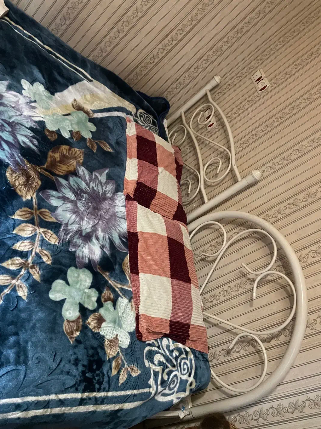 1 عدد تخت خواب فلزی یک نفره|تخت و سرویس خواب|آستانه اشرفیه, |دیوار