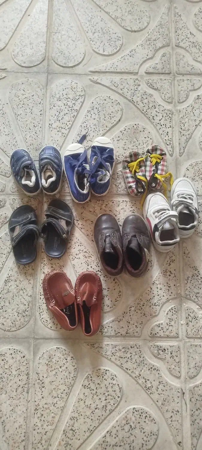 مقداری کفش بچه|کفش و لباس بچه|بروجرد, |دیوار
