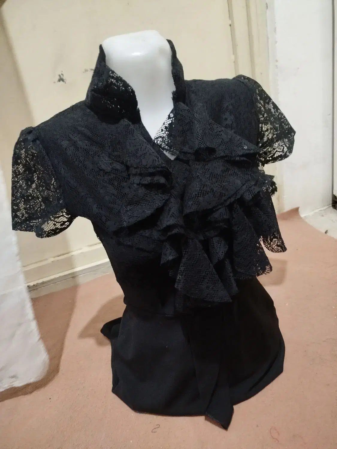 مجلسی دست دو در حد ن‌و|لباس|تبریز, |دیوار