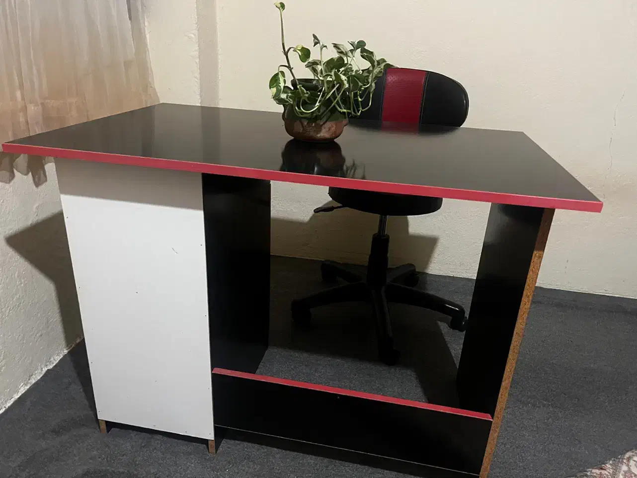 میز کاپیوتر و صندلی و دستگاه کپی|دفتر کار|رشت, باهنر|دیوار