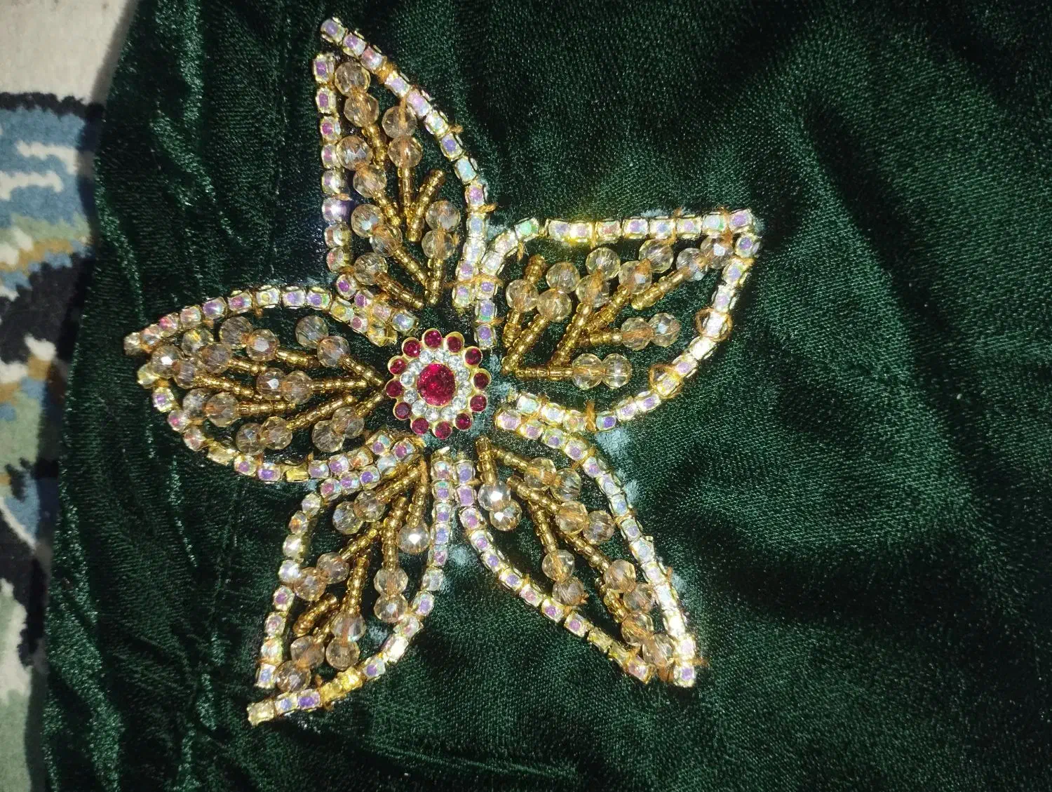 منجوق دوزی و جواهر دوزی لباس|لباس|لردگان, |دیوار