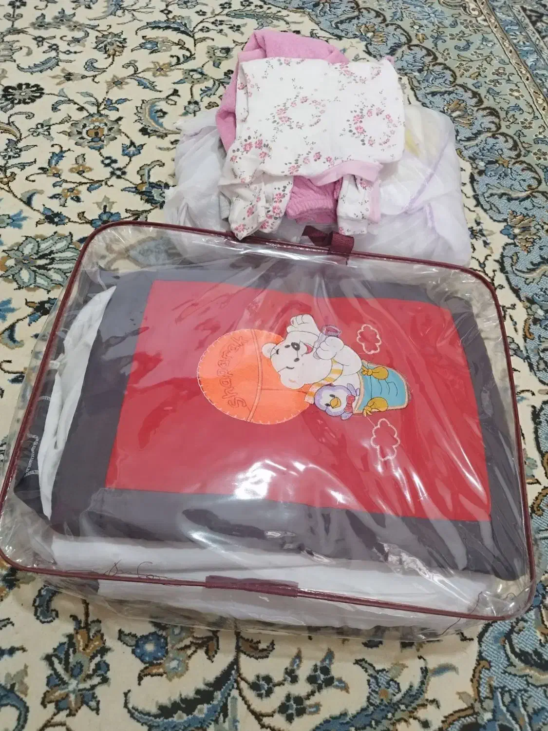 سرویس بچگانه به همراه لباس نوزادی خیلی تمیزو نو|اسباب و اثاث بچه|دورود, |دیوار