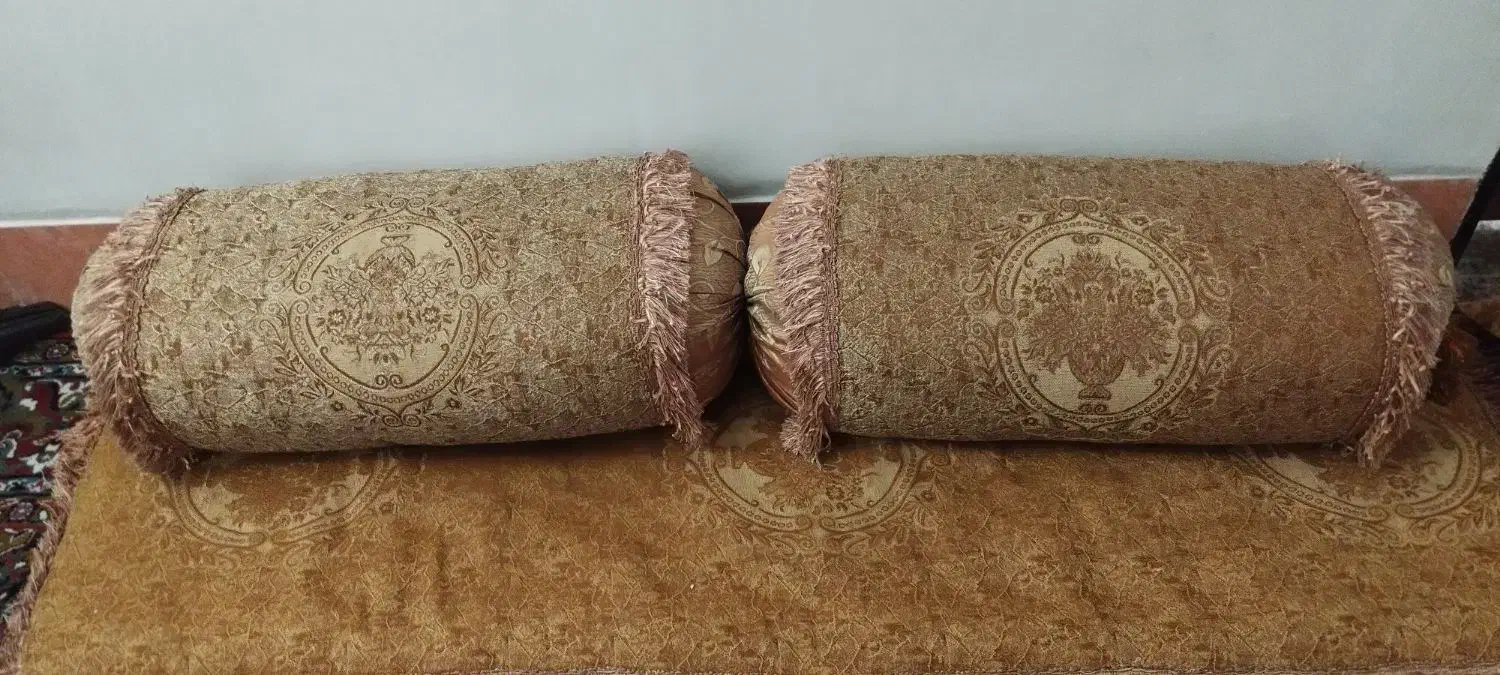 چهار عدد کناره  وچهار بالشت  بفروش میرود|رختخواب، بالش، پتو|زاهدان, |دیوار