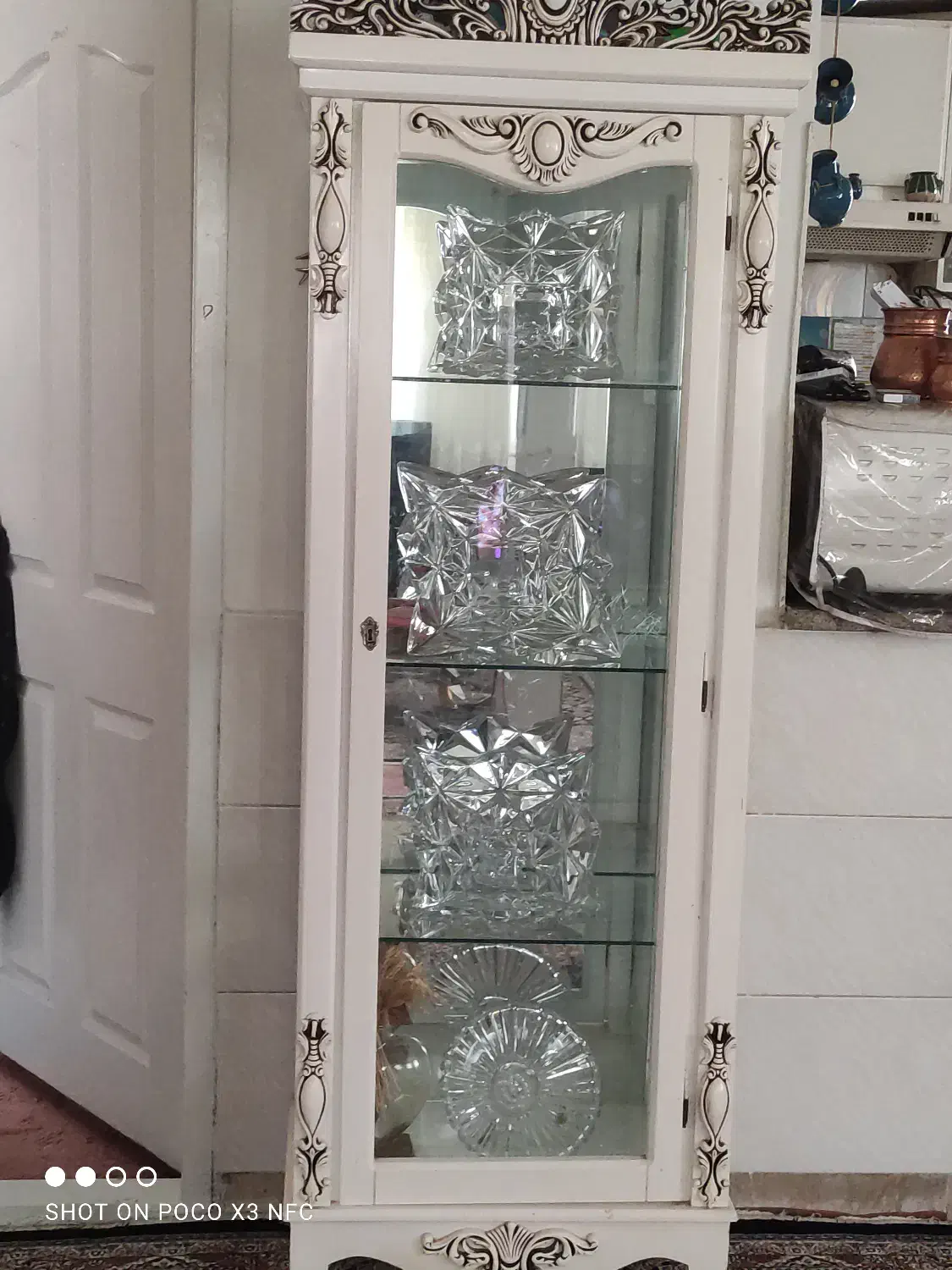 بوفه سفیدرنگ|بوفه، ویترین، کنسول|مهاجران, |دیوار