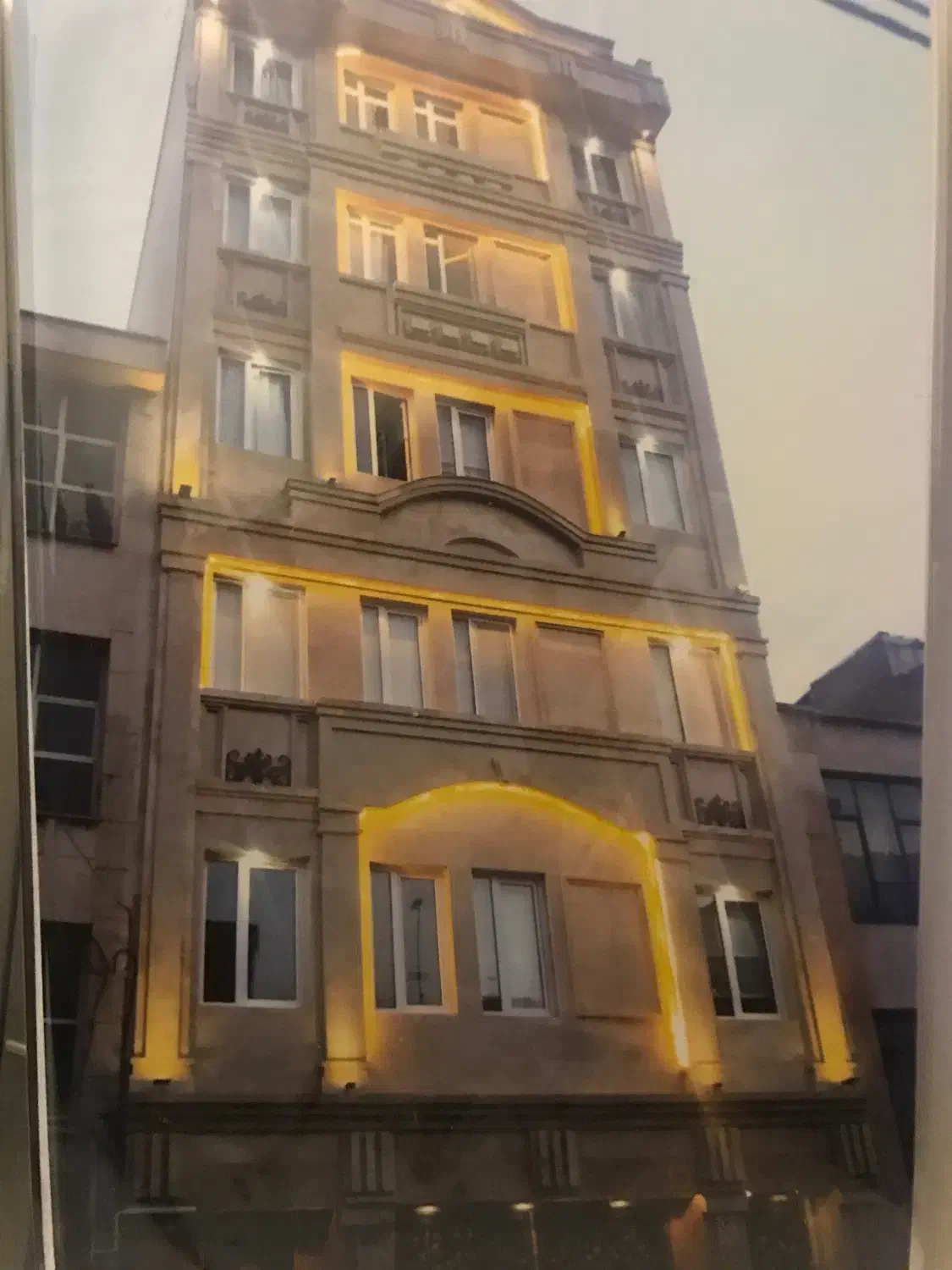 آپارتمان مسکونی ۹ سالهٔ بابک خرم دین