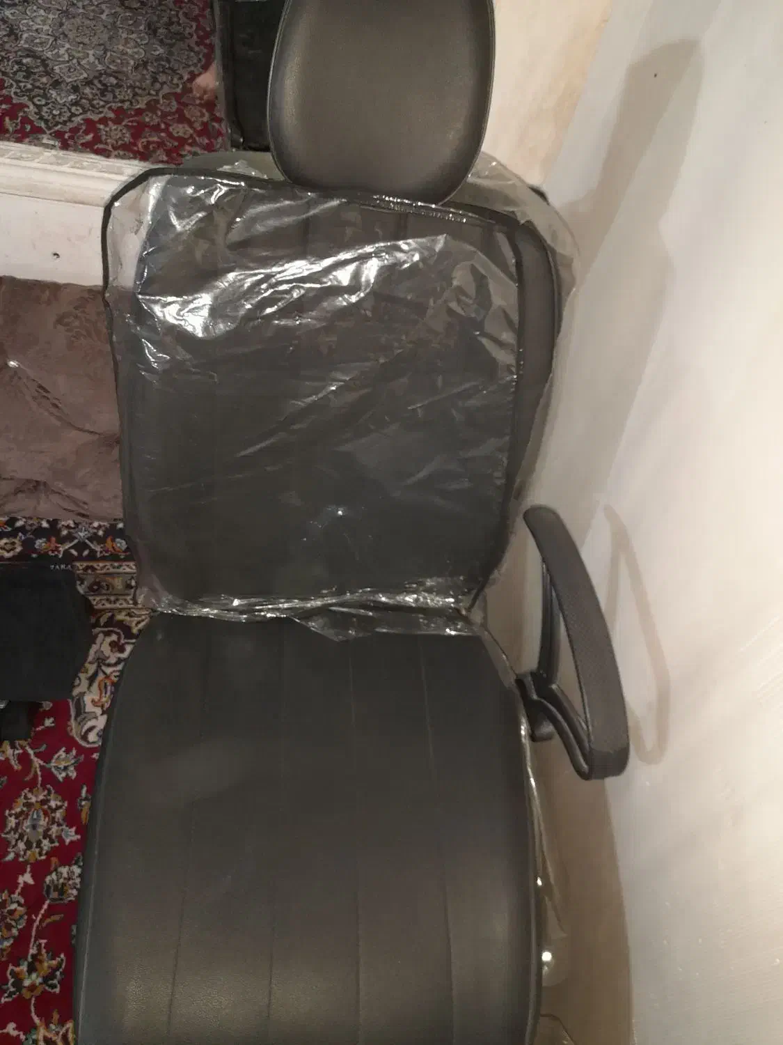 صندلی آرایشگری زنانه و یک صندلی کوپ|آرایشگاه و سالن‌های زیبایی|قرچک, پویینک|دیوار