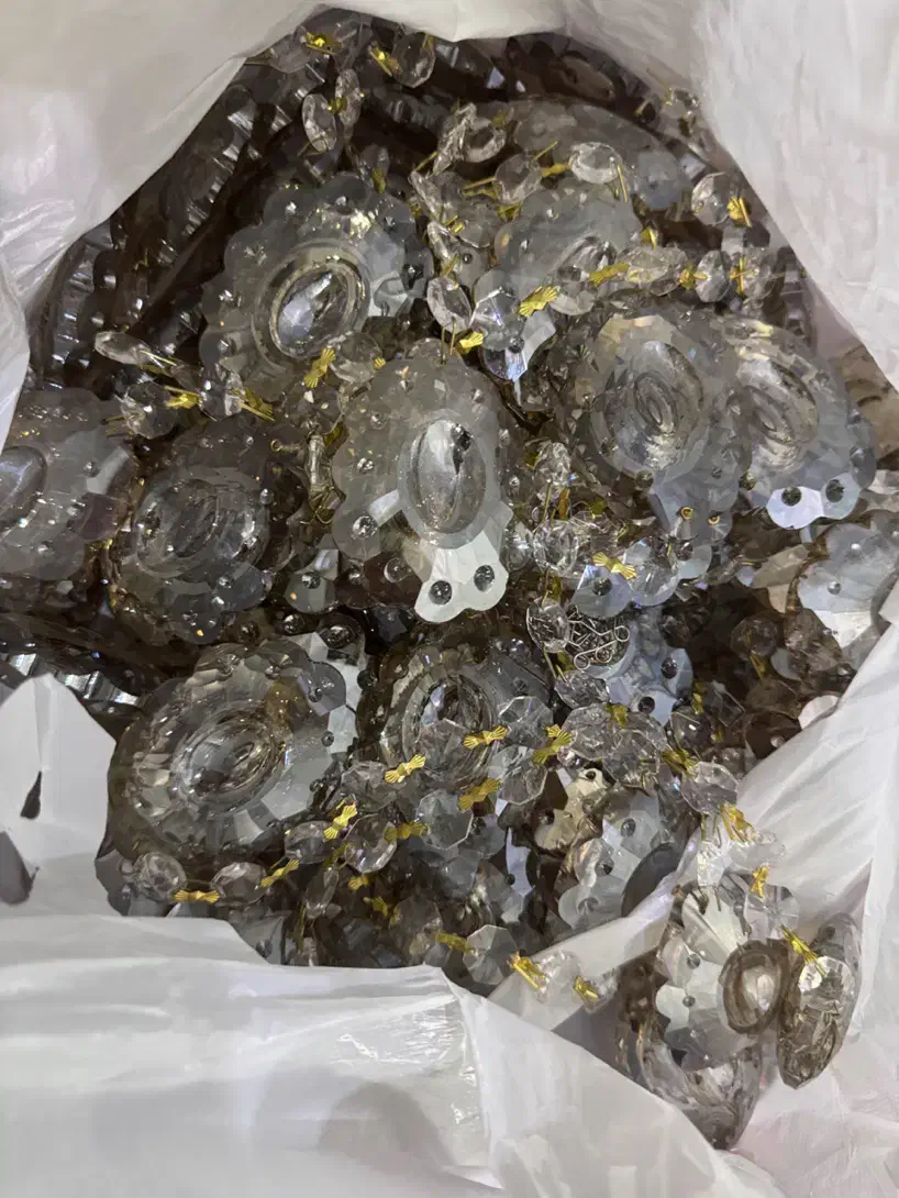 کریستال لوستر تعداد زیاد|لوستر و چراغ آویز|اصفهان, خانه اصفهان|دیوار