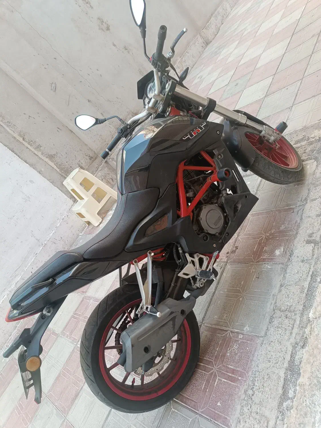 بنلی تک ۲۵۰|موتورسیکلت|پرند, فاز ۶|دیوار