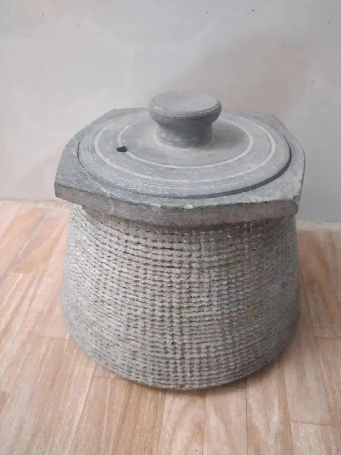 دیگچه سنگی قدیمی|کلکسیون اشیاء عتیقه|قم, سید معصوم|دیوار