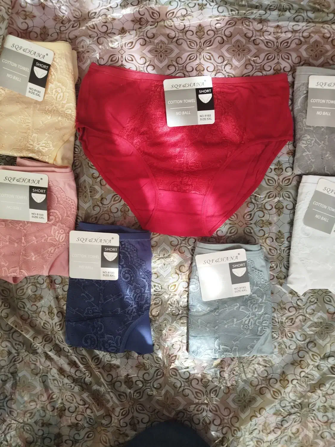 لباس زیر زنانه|لباس|میمند, |دیوار