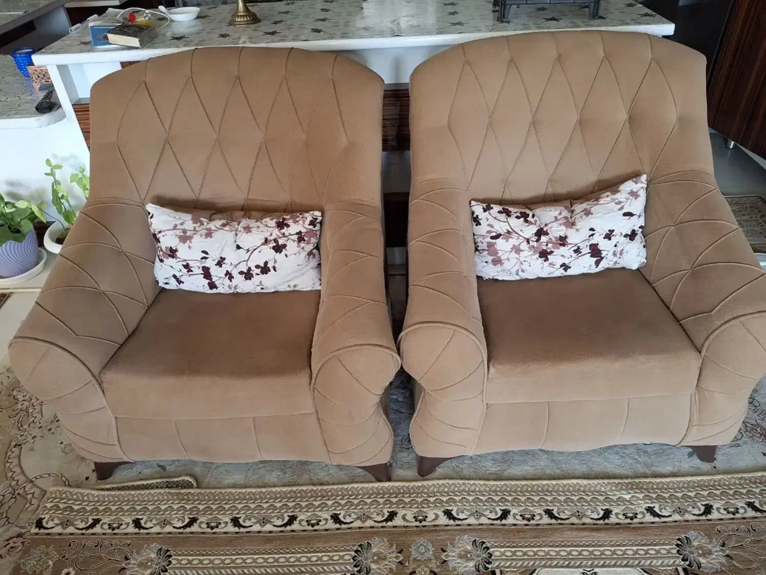 فروش دو دست مبل (سلطنتی و راحتی) با کمترین قیمت|مبلمان خانگی و میز عسلی|فولادشهر, B4|دیوار