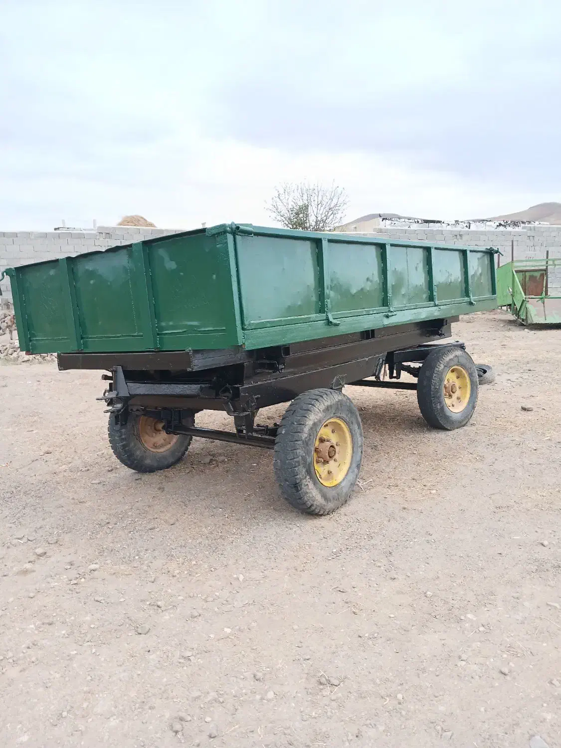 تریلی چهارچرخ|ماشین‌آلات صنعتی|اهر, |دیوار