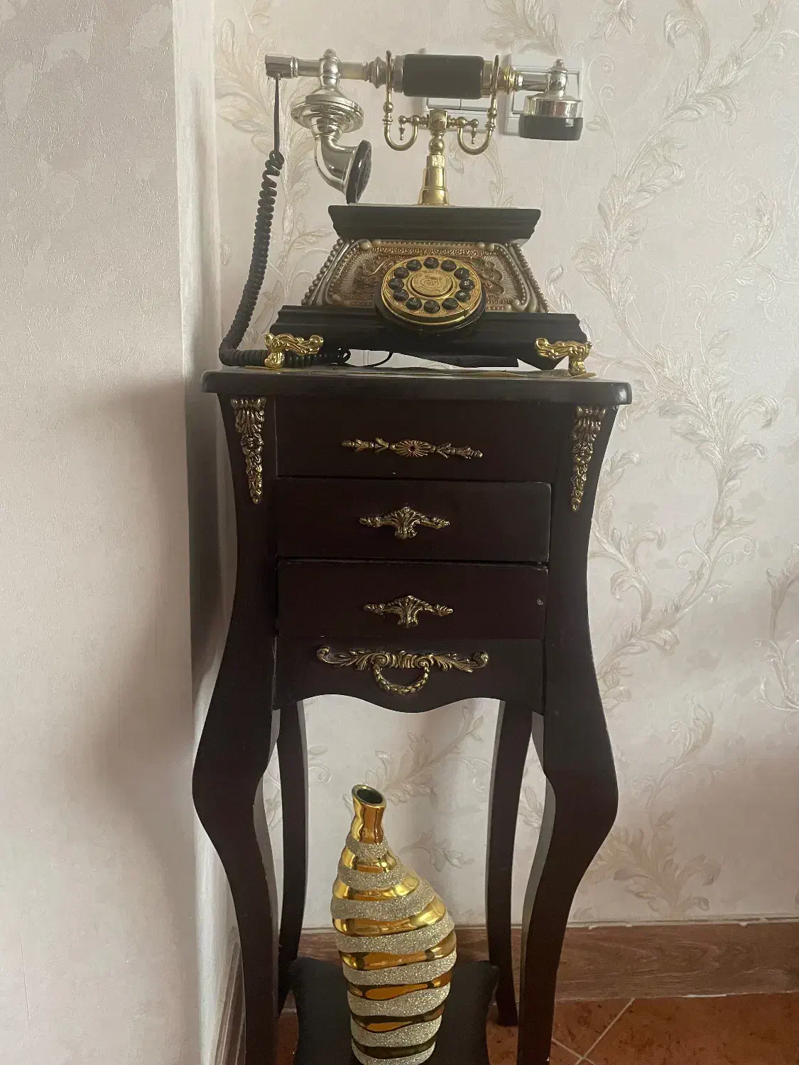 میز تلفن و تلفن و گلدان دکوری|میز تلفن|میانه, |دیوار