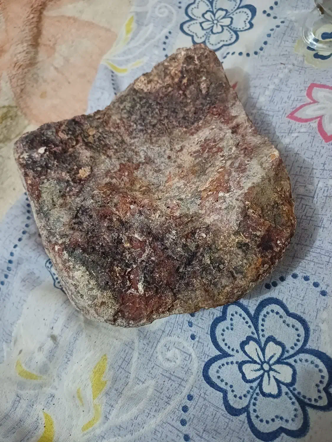 شهاب سنگ زیبا بارنگ قرمرز ک داخل عکس  دیده نمیشه|کلکسیون اشیاء عتیقه|عنبرآباد, |دیوار