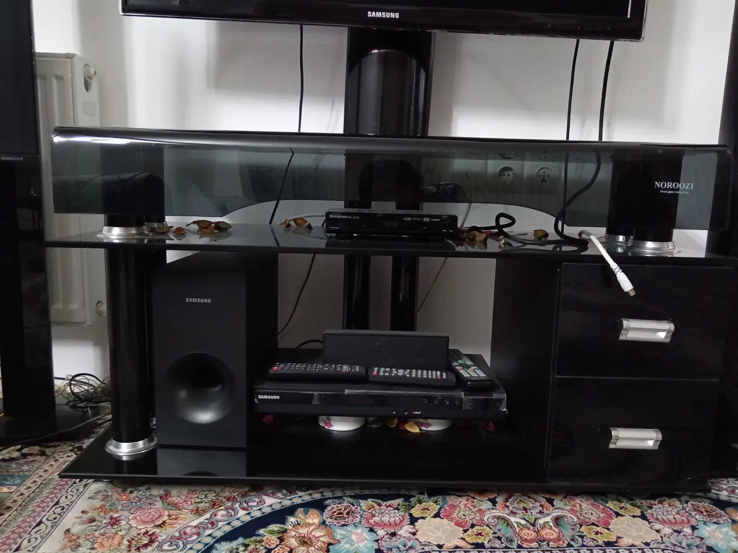 تلویزیون 42 اینچ سامسونگ. با میز شیشه ای|تلویزیون و پروژکتور|سمنان, |دیوار