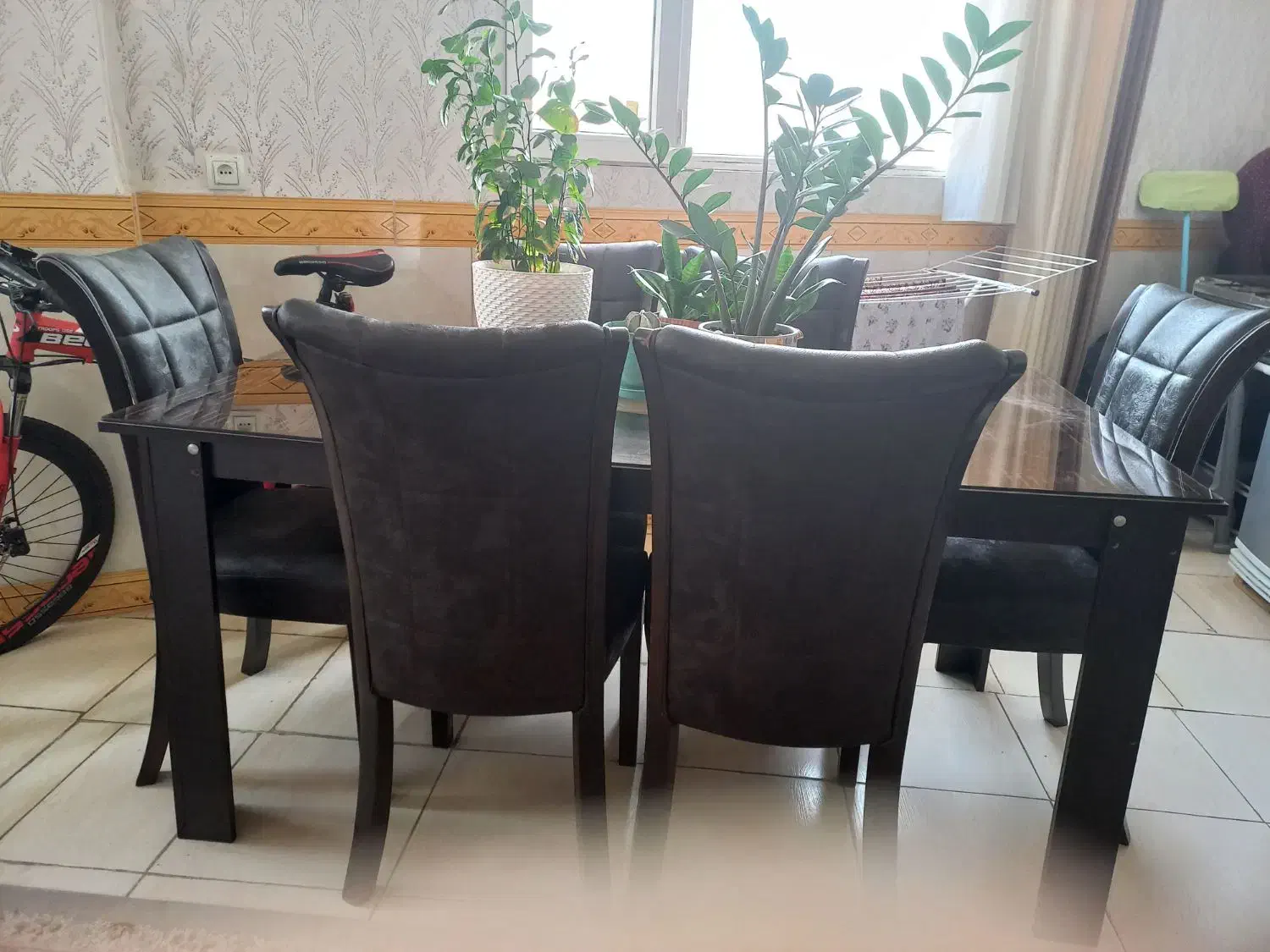 میز ناهار خوری|میز و صندلی غذاخوری|صحنه, |دیوار