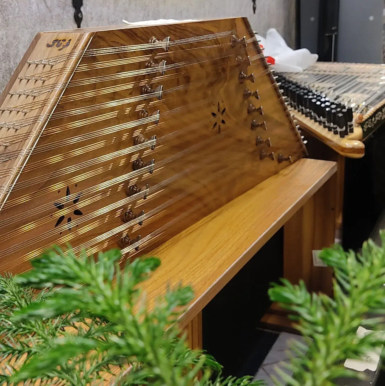 سنتور فرتاک|سازهای سنتی|تاکستان, |دیوار