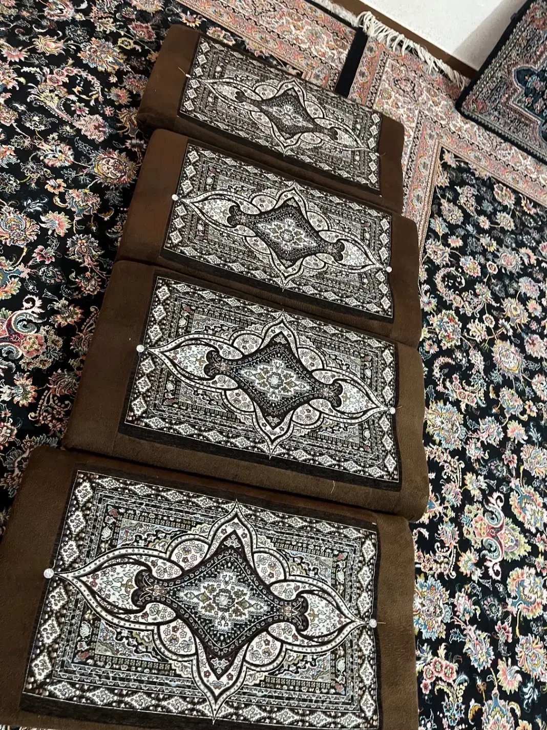 چهار عدد پشتی|پشتی|دهدشت, |دیوار