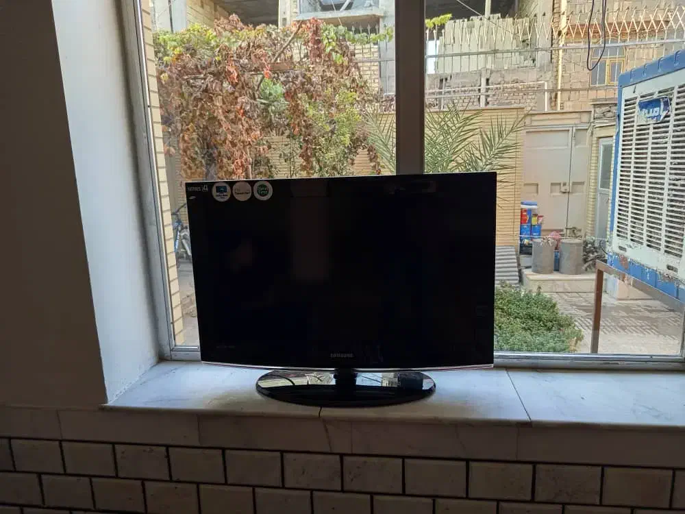 تلوزیونی اینج|تلویزیون و پروژکتور|پیر بکران, |دیوار