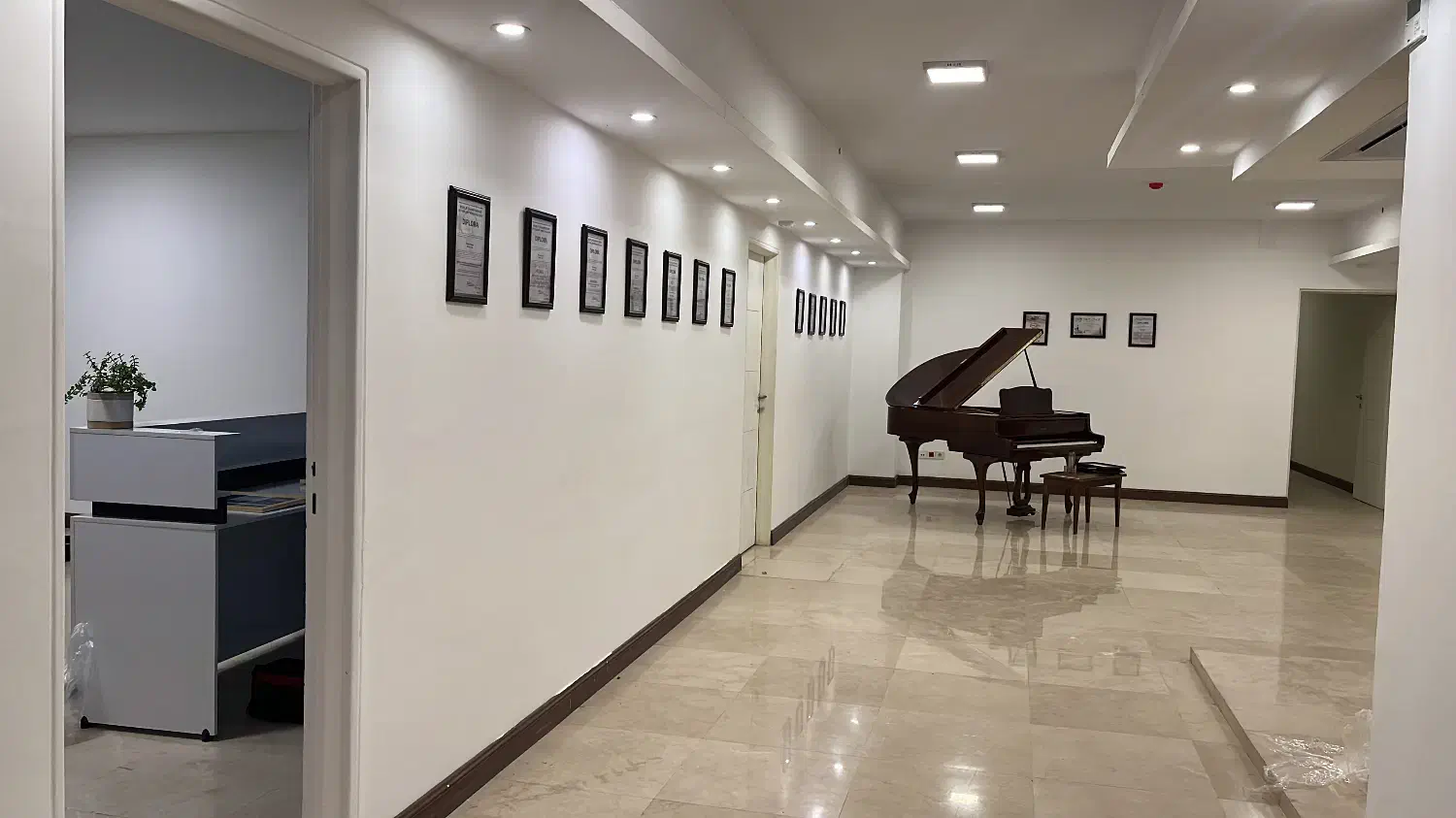 منشی خانم روابط عمومی بالا|استخدام اداری و مدیریت|تهران, ولنجک|دیوار