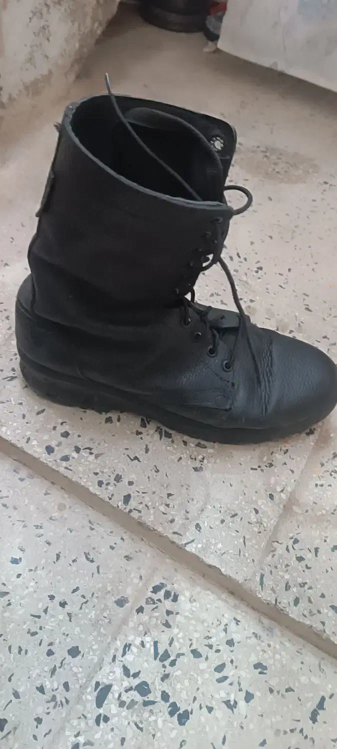 پوتین|کیف، کفش، کمربند|اقبالیه, |دیوار