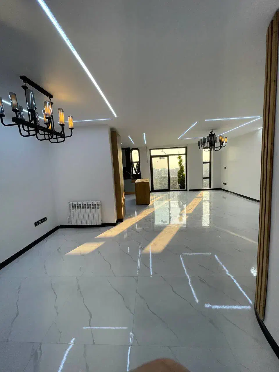 ۱۲۷متر  روبه آفتاب (سالن قدی پرده خور) تکواحدی