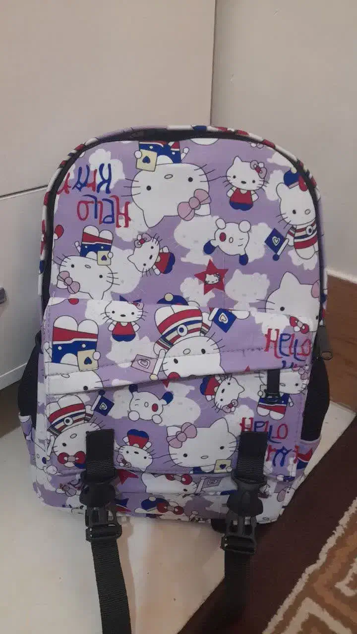 کیف مدرسه|کیف، کفش، کمربند|رباط‌کریم, رباط‌کریم|دیوار