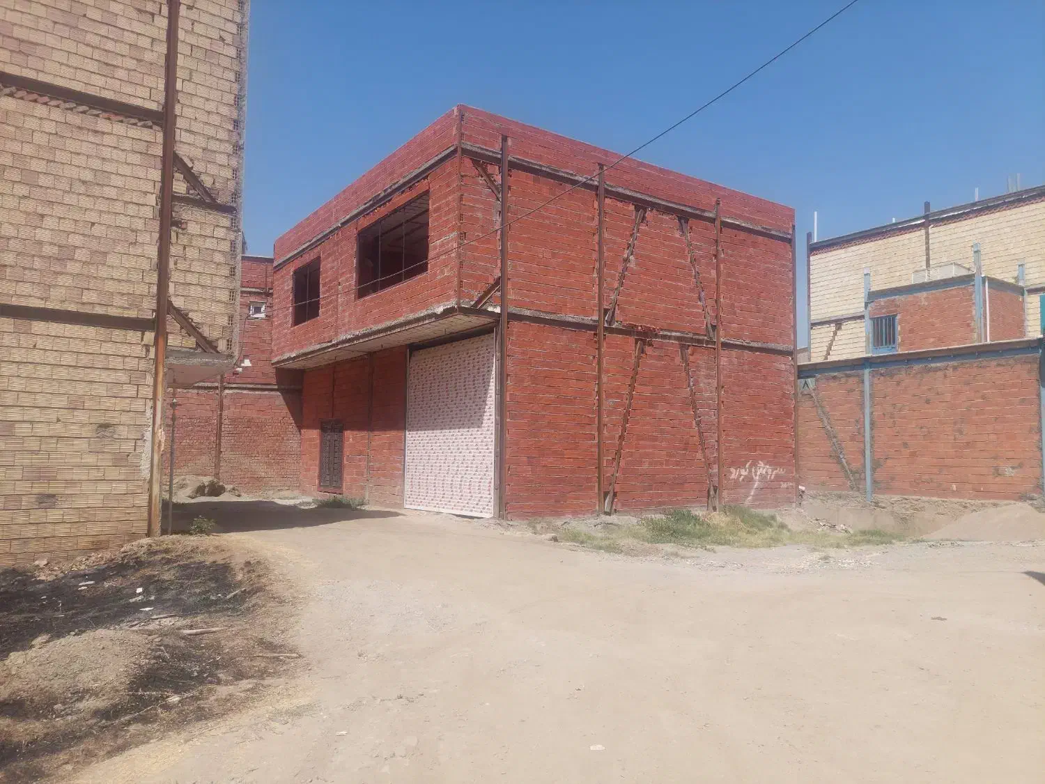 خانه سفت کاری. محله میدان بار نزدیک تپه خزینه|فروش خانه و ویلا|مریوان, |دیوار