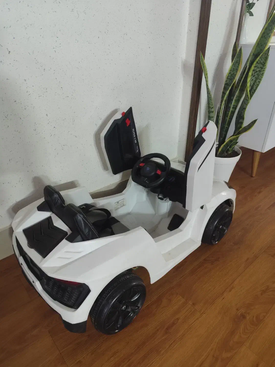 ماشین شارژی شیک|اسباب‌بازی بچه|شاهین‌شهر, شهرک میلاد|دیوار