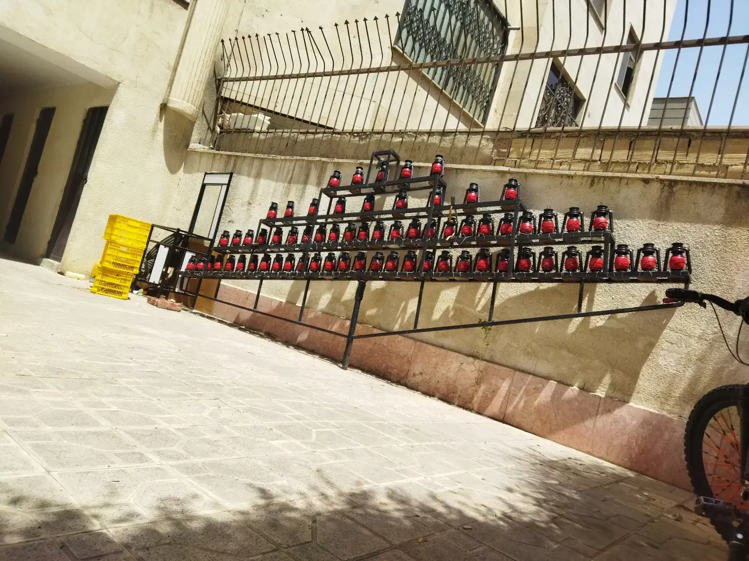 علامت چهل چراغ|کلکسیون اشیاء عتیقه|اندیشه, اندیشه فاز ۲|دیوار