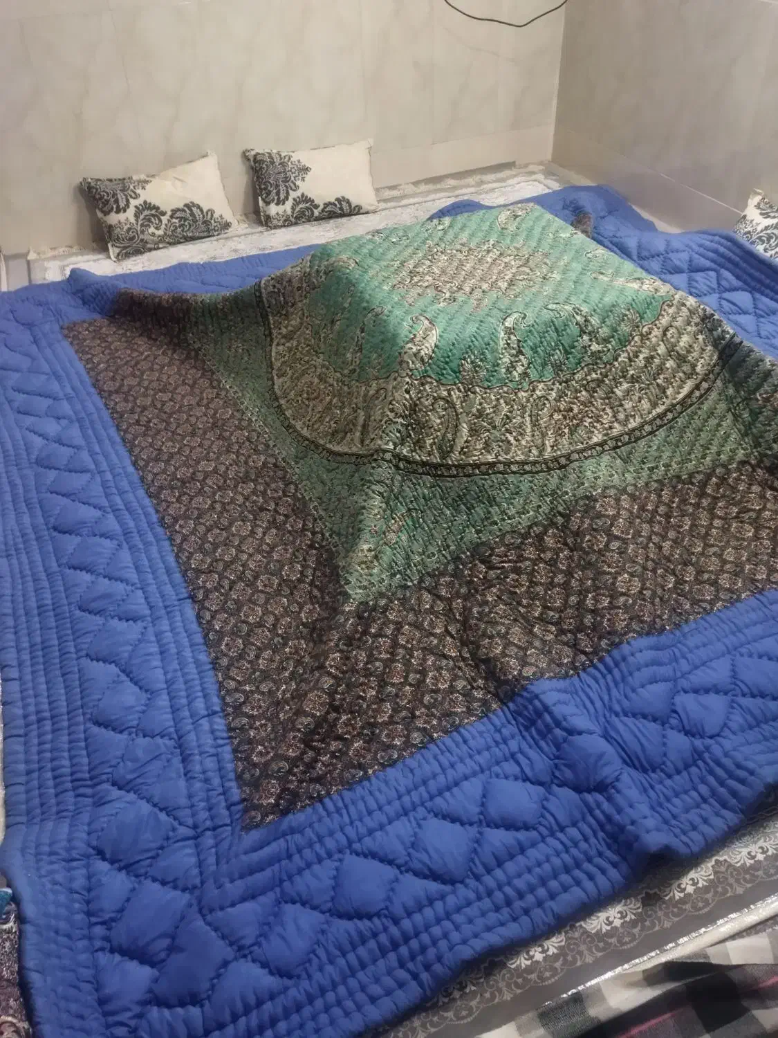 لحاف کرسی|رختخواب، بالش، پتو|قم, امامزاده ابراهیم|دیوار