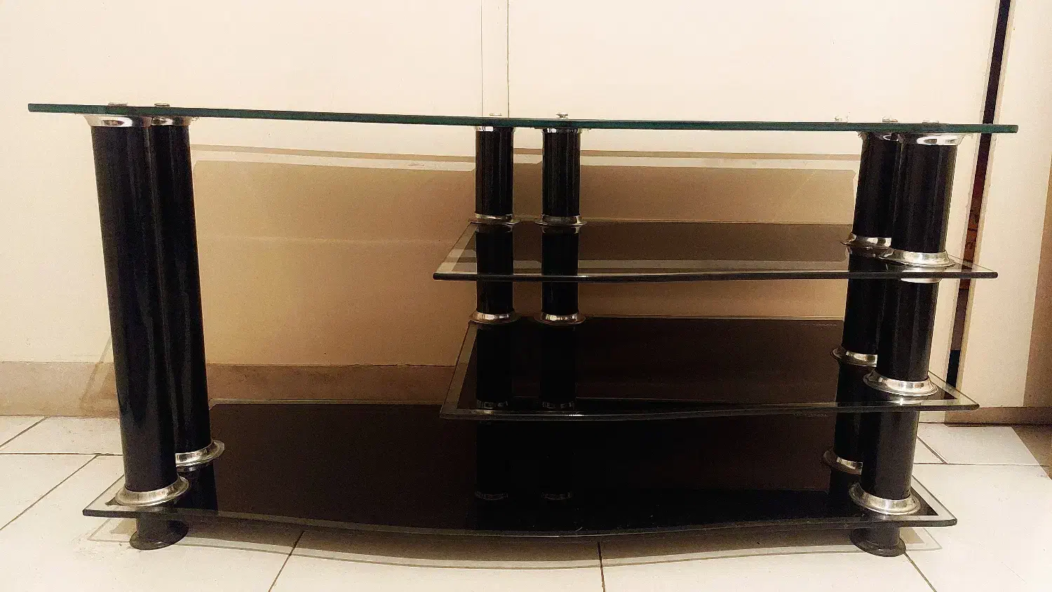 میز تلویزیون شیشه ای بسیار تمیز و شیک|میز تلویزیون|تهران, شهرک هما|دیوار