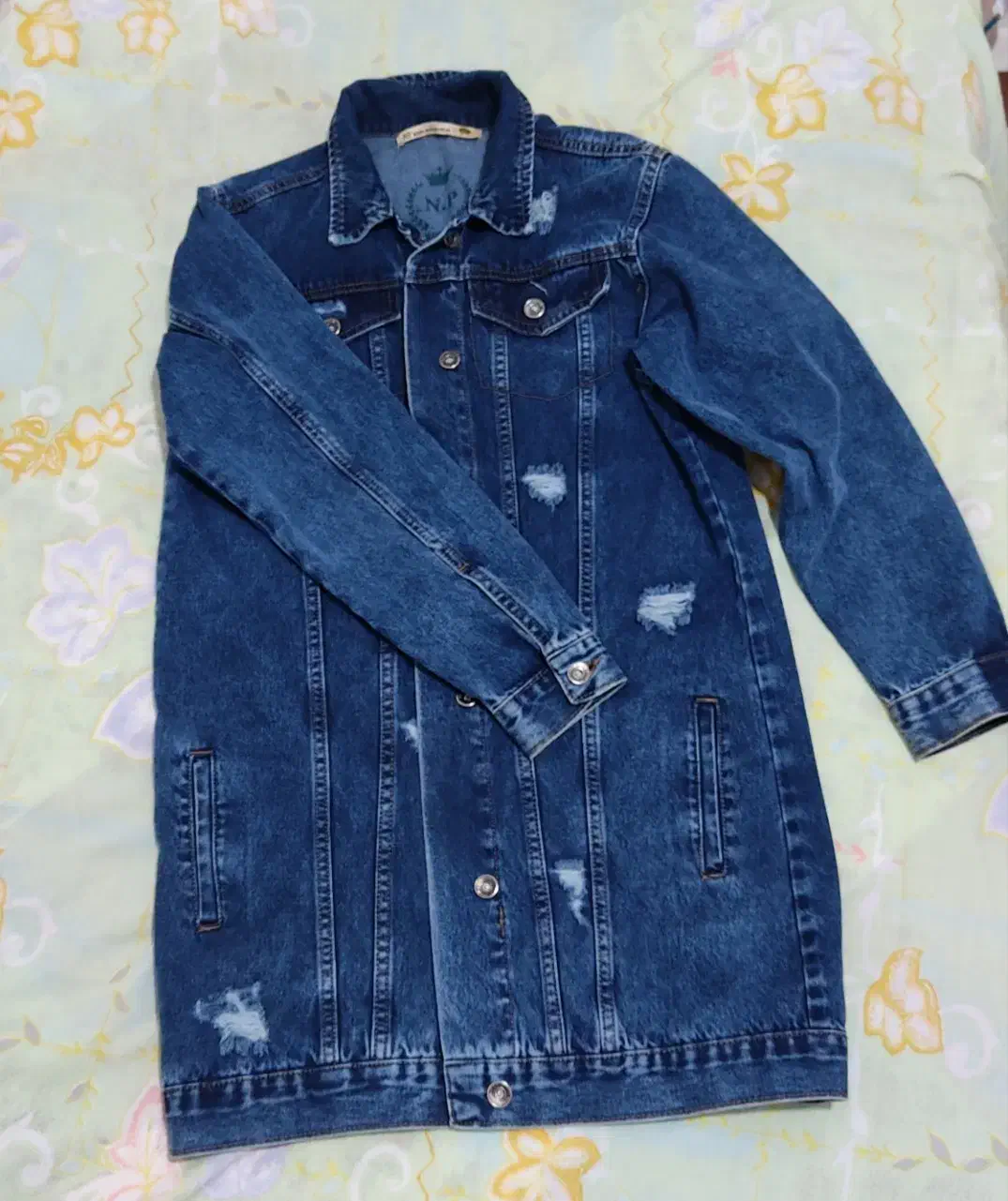 مانتو لی در حد نو|لباس|قدس, شهر‌قدس|دیوار