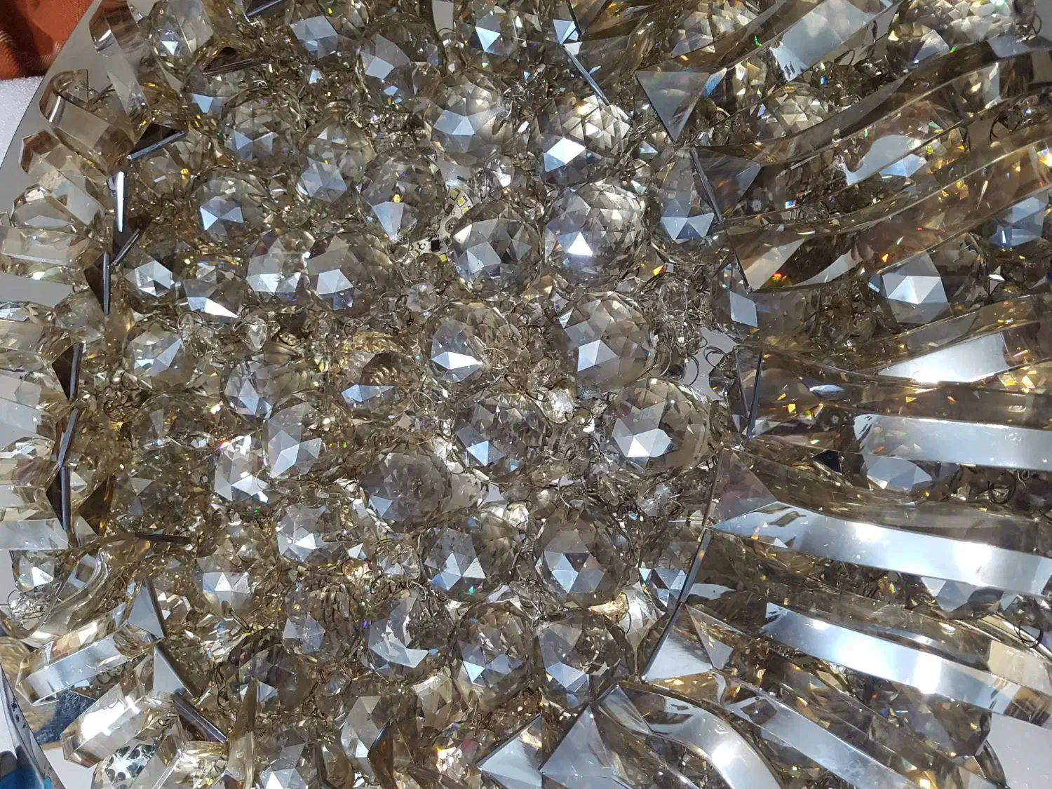 لوستر کریستالی بزرگ در حد نو|لوستر و چراغ آویز|لاهیجان, جمهوری|دیوار