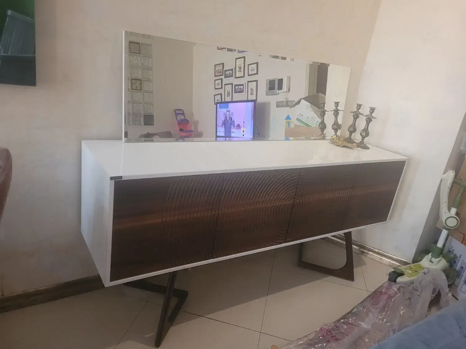 کنسول چوبی، با طرح زیبا و منحصر به فرد، نو و تمیز|بوفه، ویترین، کنسول|تهران, نیلوفر|دیوار