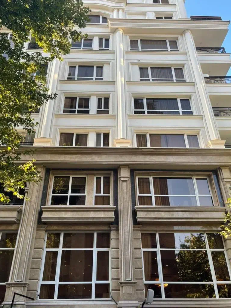 195 متر نیاوران دربار / مشابه نوساز / 2 پارکینگ