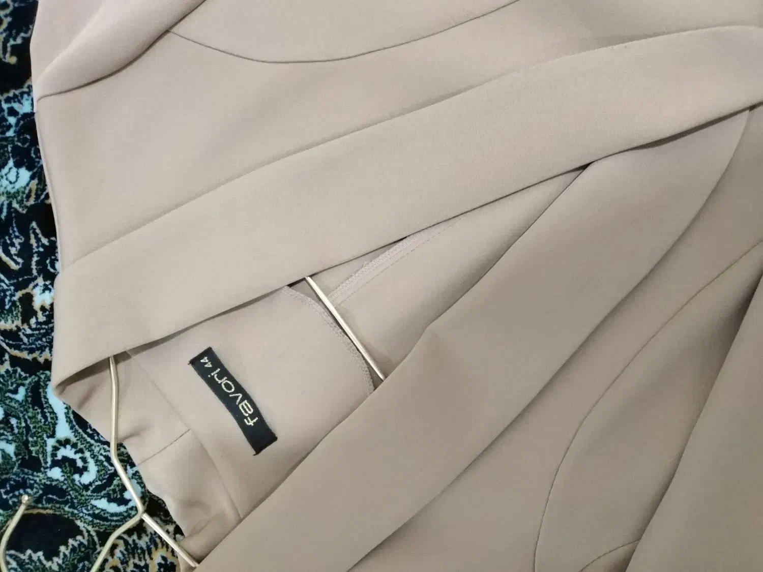 کت و شلوار نو|لباس|قم, چهل درخت‎|دیوار