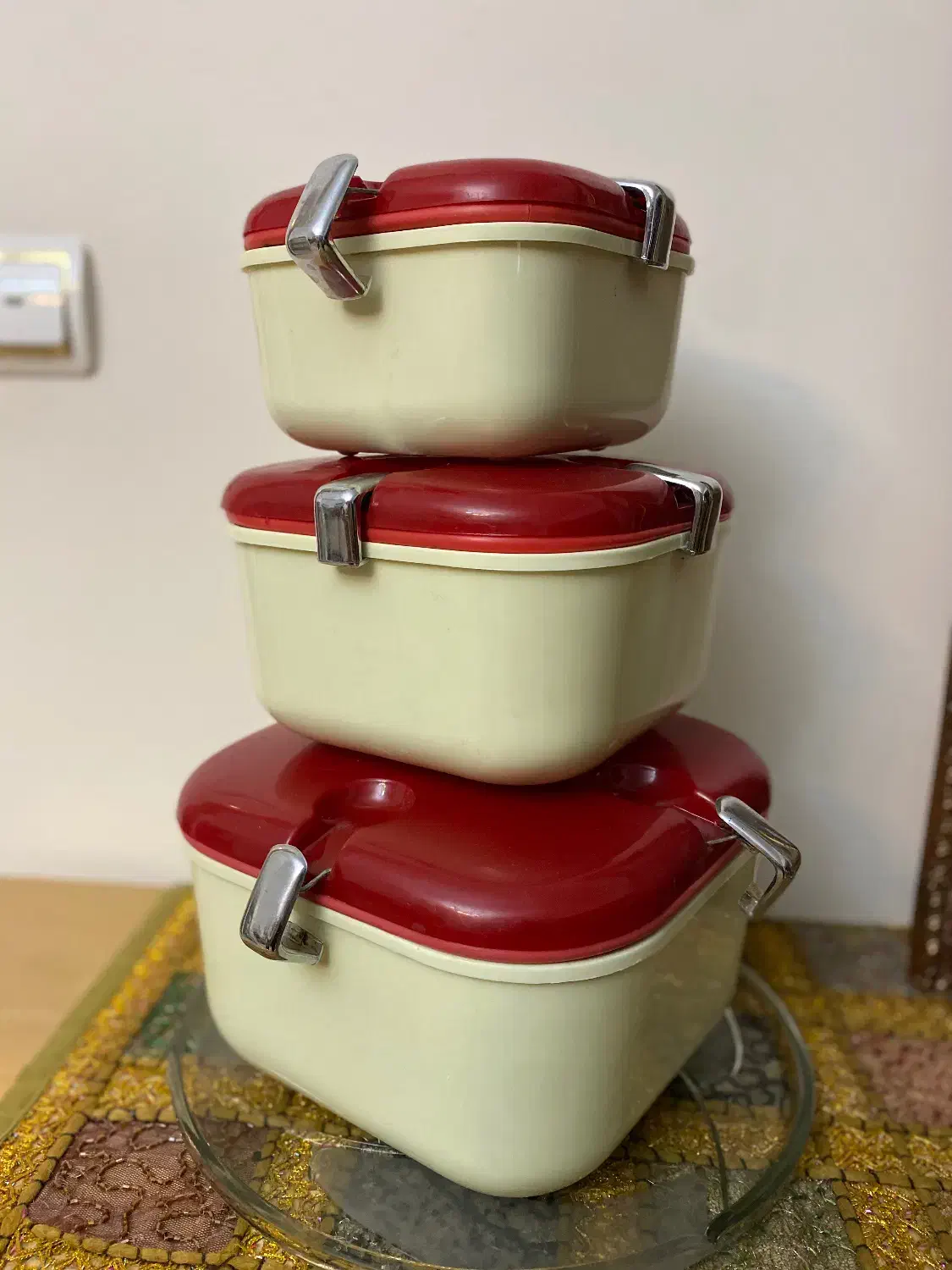 ظرف در بسته|ظروف نگهدارنده، پلاستیکی، یک‌بارمصرف|خوی, |دیوار