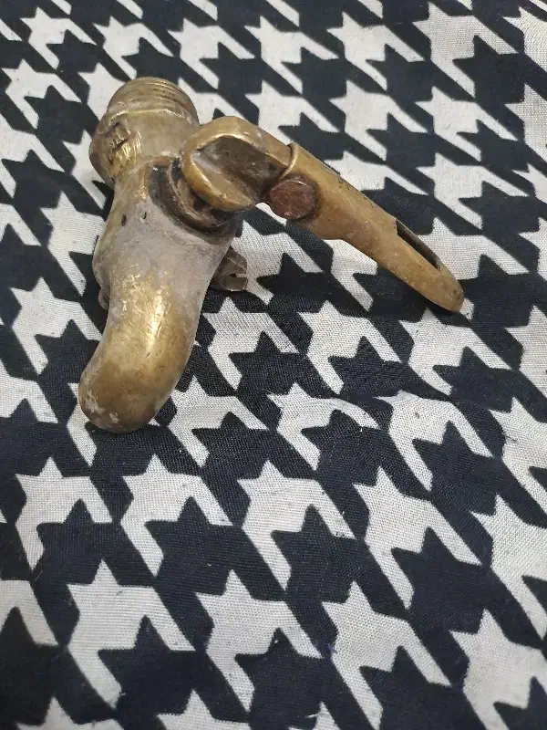 شیر قدیمی‌برنجی|کلکسیون اشیاء عتیقه|نیشابور, خیام|دیوار