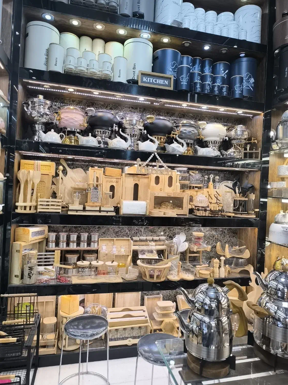 فروشنده کارمند ساده (سن مهم نیست . آقا باشد)|استخدام خدمات فروشگاه و رستوران|تهران, شوش (باغ آذری)|دیوار